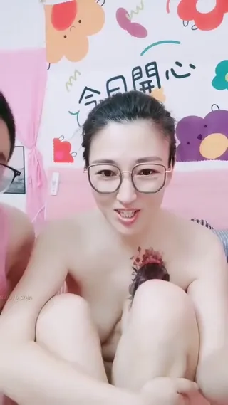 6살 난 매혹적인 영어선생님: 아아아아 아빠가 나한테 쏴줘, 오오오 나 시원해 죽겠어, 아빠가 아직 탄약이 없어, 아빠가 나한테 더 달라고 해.선생님께서 이렇게 푸념을 부리실 줄은 생각지도 못했다