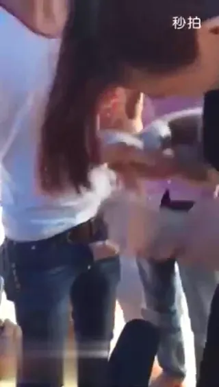 [인터넷 폭로] 저속한 결혼식 많은 사람들이 보는 앞에서 신부에게 닭발을 먹으라고 강요하다